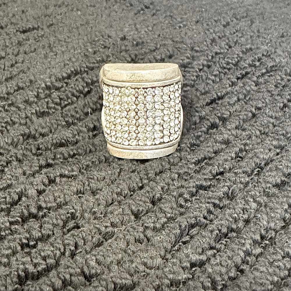 ✨Gunmetal Rhinestone ring✨